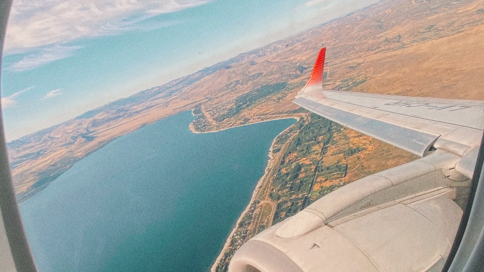 Picture of a plane wing from the point of view of a traveler who learned to stop procrastinating.